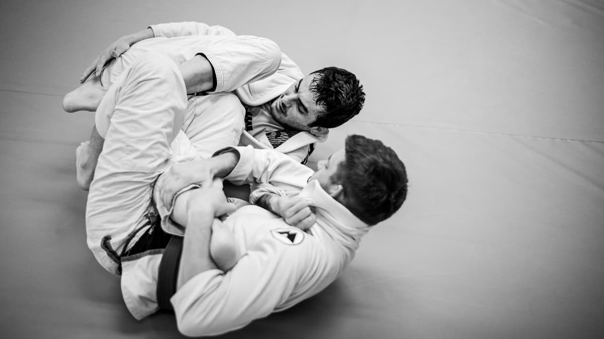 Closed guard exchange in the gi